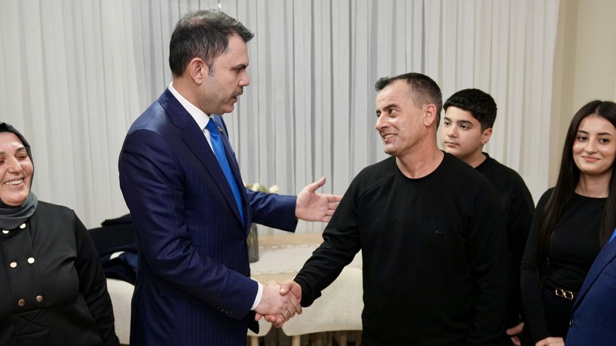 Bakan Kurum'dan depremzede aileye anlaml� ziyaret