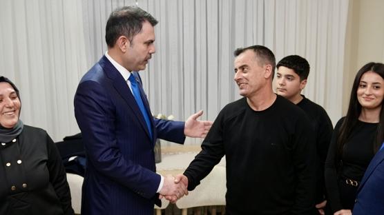 Bakan Kurum'dan depremzede aileye anlaml� ziyaret