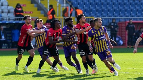 Ey�pspor, son dakikada 3 puana uzand�