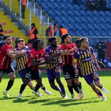 Ey�pspor, son dakikada 3 puana uzand�