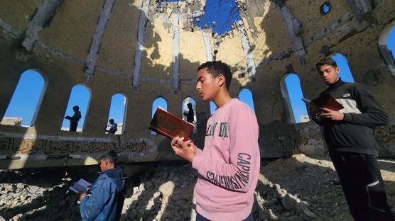 Gazze'de y�k�m ve umut bir arada: �ocuklar cami enkazda Kur'an okuyor