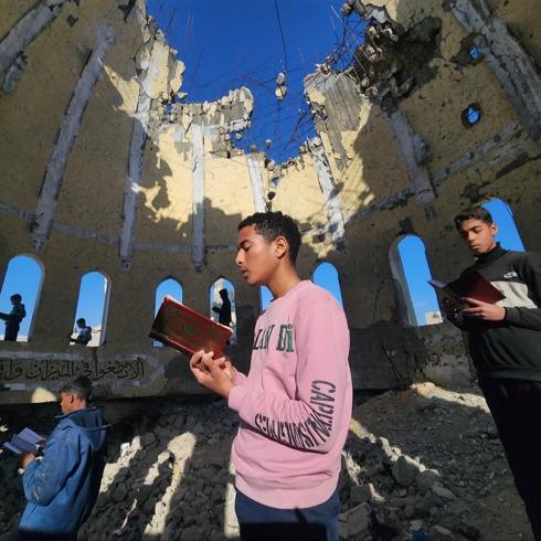 Gazze'de yıkım ve umut bir arada: Çocuklar cami enkazda Kur'an okuyor