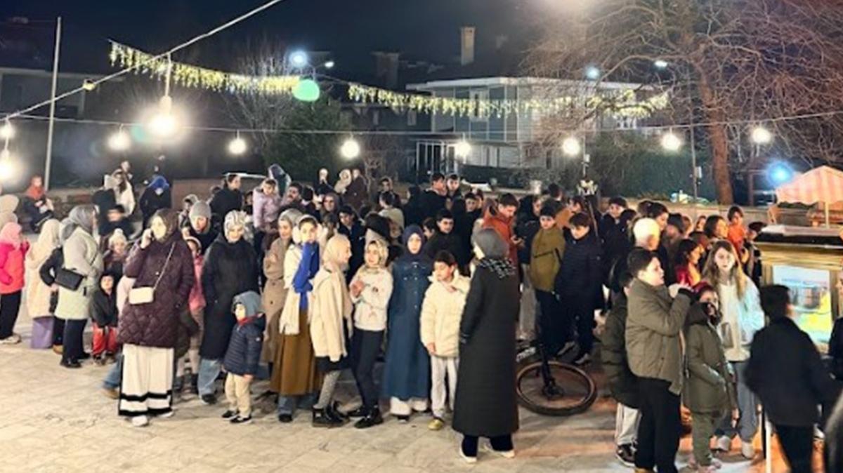 G�kt�rk'te camiden y�kselen ramazan co�kusu... Minik eller fenerlerle ayd�nland�