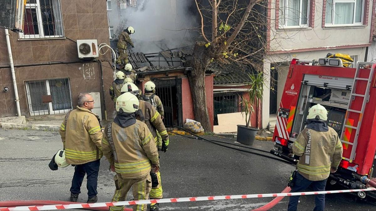 �ki ki�i dumandan etkilendi: Beyo�lu'nda korkutan yang�n