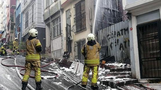İki kişi dumandan etkilendi: Beyoğlu'nda korkutan yangın