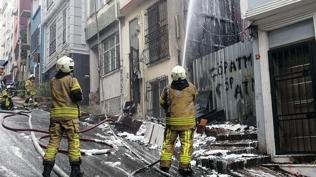 İki kişi dumandan etkilendi: Beyoğlu'nda korkutan yangın