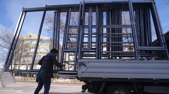 �n�aattan paras�n� alamad�, ��z�m� malzemeleri s�kmekte buldu