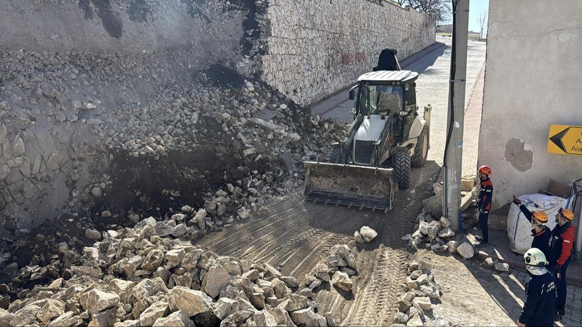 Ni�de Kalesi'nin istinat duvar� ��kt�! Ekipler b�lgede �nlem ald�