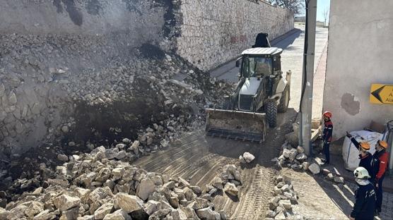 Ni�de Kalesi'nin istinat duvar� ��kt�! Ekipler b�lgede �nlem ald�