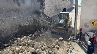 Ni�de Kalesi'nin istinat duvar� ��kt�! Ekipler b�lgede �nlem ald�