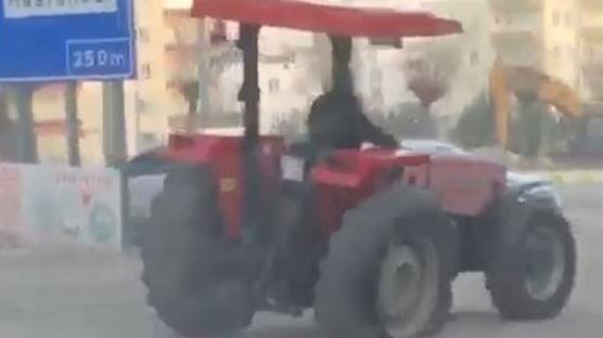 Ad�yaman'da �a�k�na �eviren g�r�nt�: Trakt�r 3 tekerle ilerledi