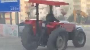 Ad�yaman'da �a�k�na �eviren g�r�nt�: Trakt�r 3 tekerle ilerledi