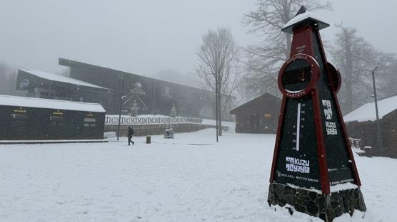 Bolu ve Kocaeli'nin y�ksek kesimlerinde kar ya���� aral�klarla etkili oluyor