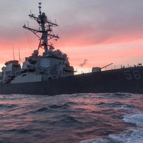 ABD savaş gemileri denizde ikmalle görevde