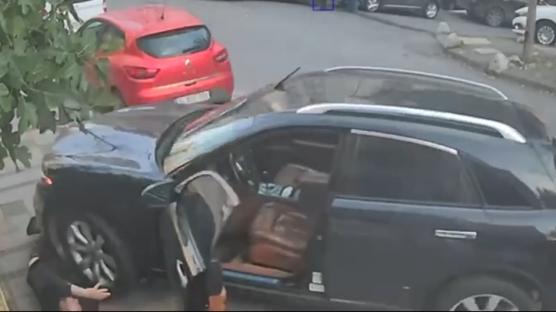 Komedi filmlerini aratmayan olay! Kulland��� arac�n alt�nda kald�