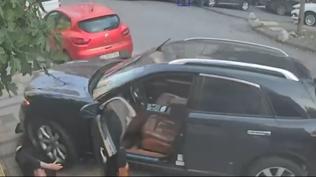 Komedi filmlerini aratmayan olay! Kullandığı aracın altında kaldı