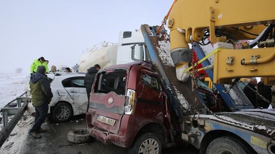Erzurum'da zincirleme kaza: Onlarca yaral� var