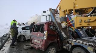 Erzurum'da zincirleme kaza: Onlarca yaral� var