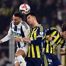 Fenerbah�e taraftarlar�ndan Cenk Tosun'a tepki!