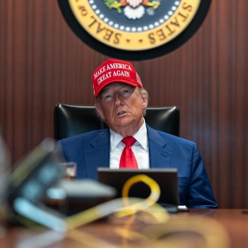 �ranl�lara g�nderilen gizemli SMS... 'ABD Ba�kan� eylem adam�d�r'