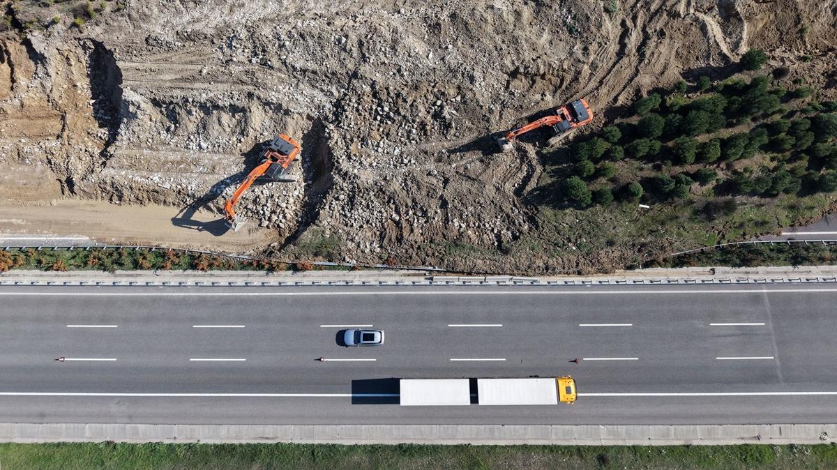 Manisa'da toprak kaymas�n�n oldu�u �stanbul-�zmir Otoyolu'nda �al��malar s�r�yor