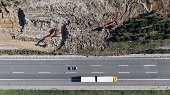 Manisa'da toprak kaymas�n�n oldu�u �stanbul-�zmir Otoyolu'nda �al��malar s�r�yor