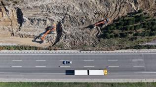 Manisa'da toprak kaymas�n�n oldu�u �stanbul-�zmir Otoyolu'nda �al��malar s�r�yor