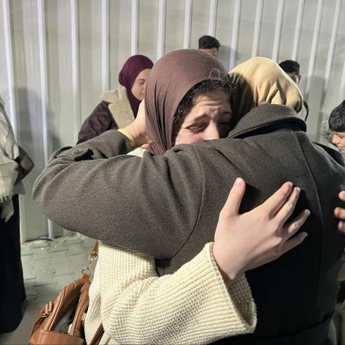 Siyonist �srail ramazan dinlemiyor: Filistinlileri kap�da saatlerce bekletiyor