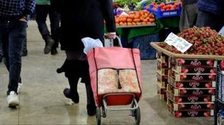 �ubatta hizmet sabit kald�, perakende ivme kazand�