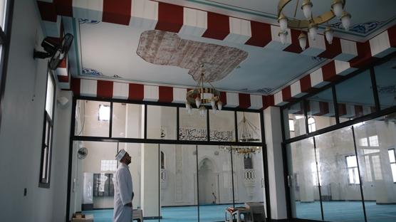 Tavan cemaatin �zerine d��t�! Namaz k�larken neye u�rad�klar�n� �a��rd�lar