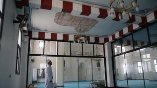 Tavan cemaatin �zerine d��t�! Namaz k�larken neye u�rad�klar�n� �a��rd�lar