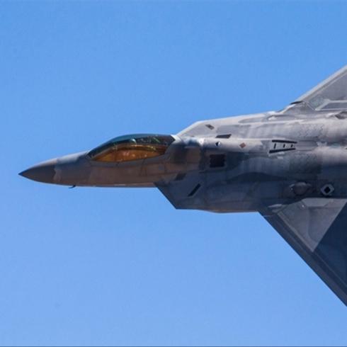 Onlarca F-22 askeri �sse indi