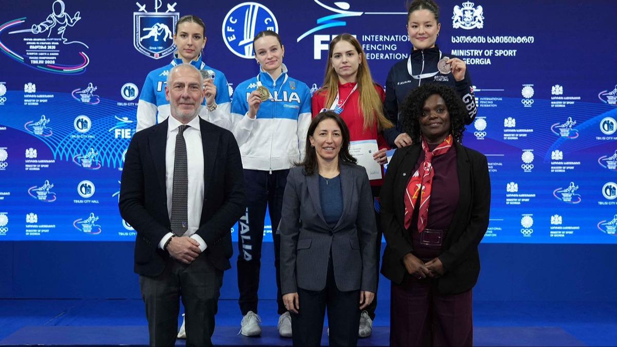 Alara Atmaca'dan Avrupa Gen�ler Eskrim �ampiyonas�'nda bronz madalya