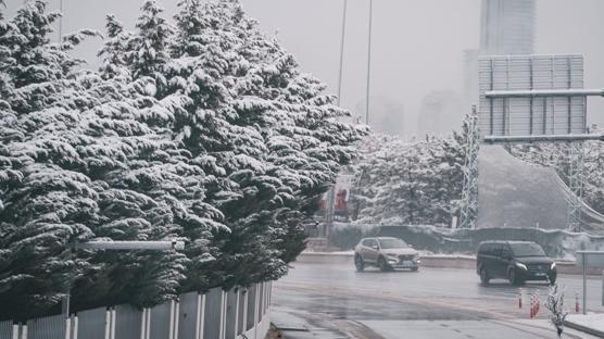 Ba�kentte kar etkili oldu: Sokaklar beyaz �rt�yle kapland�