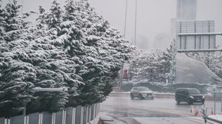 Ba�kentte kar etkili oldu: Sokaklar beyaz �rt�yle kapland�