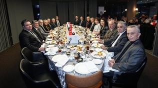 Be�ikta� y�netimi iftarda bulu�tu