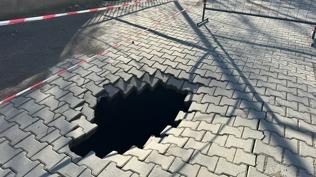 Çanakkale'de yol çöktü: 2 metre derinliğinde çukur oluştu