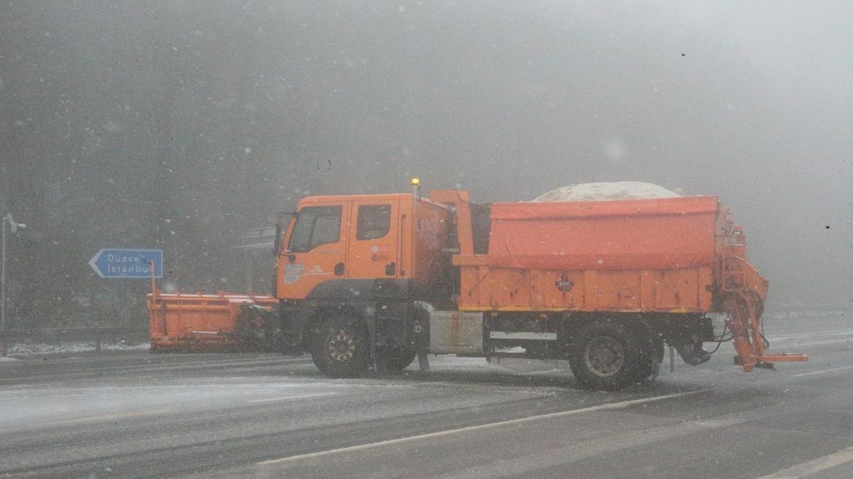 D-100 kara yolunda kar ya����: G�zergah beyaz �rt�yle kapland�