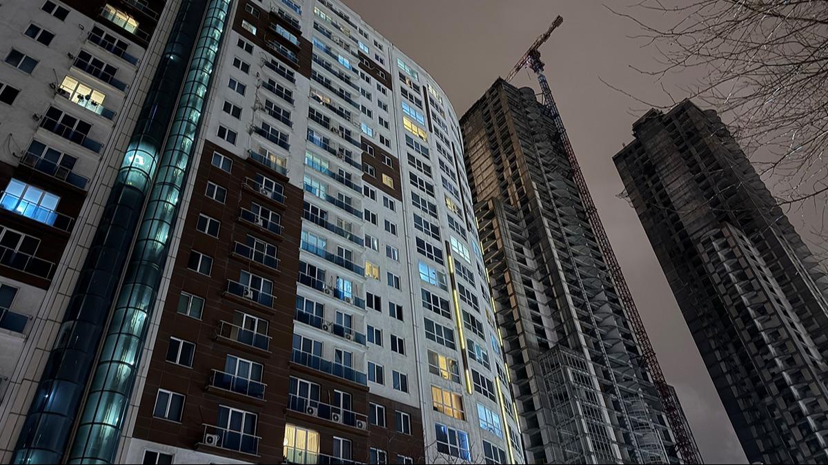 Esenyurt'ta silahl� deh�et: Sekiz bo� kovan 2 �l�