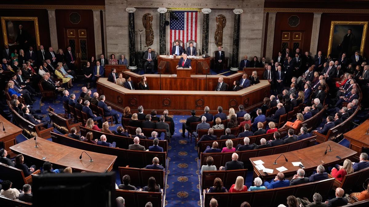 Kongrede konu�an Trump'a 'Amerikal�lar� �ld�rd�n�z' tepkisi