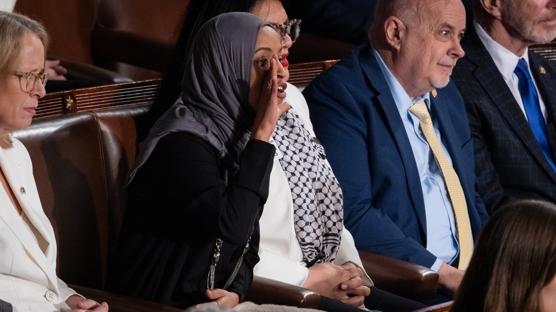 Kongrede konu�an Trump'a 'Amerikal�lar� �ld�rd�n�z' tepkisi