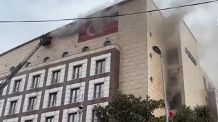 Polisevi çatısında yangın: Ekipler olay yerinde