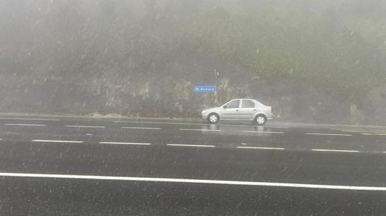 Sis ve sa�anak etkili: D-100 kara yolunda g�z g�z� g�rm�yor