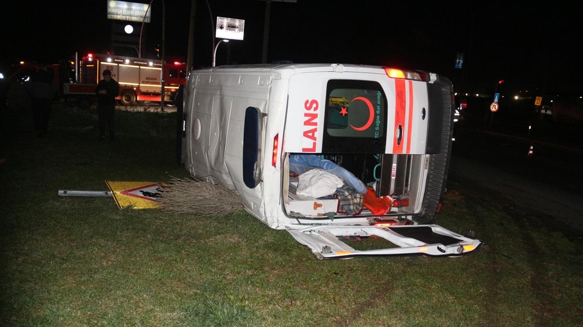 Ambulans ile otomobil �arp��t�: Yaral�lar var