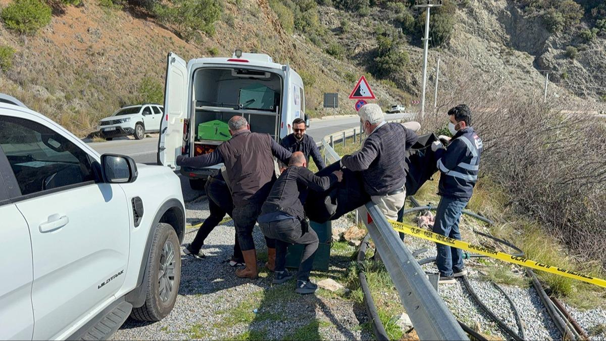 Antalya'da yol kenar�nda kad�n cesedi: E�i ve o�lu tutukland�