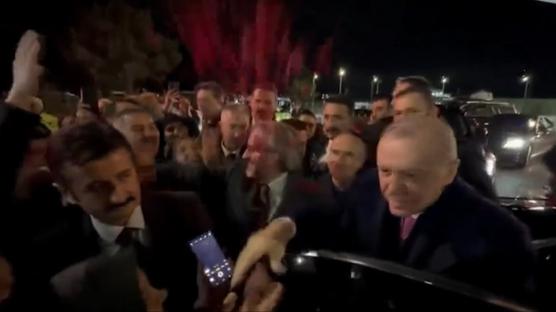 �stanbul'a hareketi �ncesi Cumhurba�kan� Erdo�an'a do�um g�n� s�rprizi