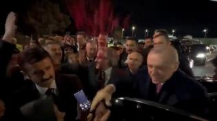 �stanbul'a hareketi �ncesi Cumhurba�kan� Erdo�an'a do�um g�n� s�rprizi