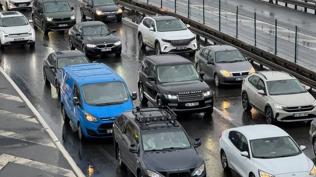 İstanbul'da trafik yoğunluğu yüzde 81'e dayandı: Yağmur yolları kilitledi