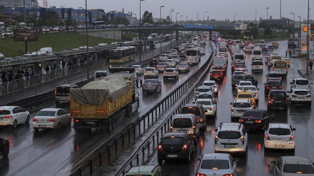 �stanbul'da trafik yo�unlu�u y�zde 81'e dayand�: Ya�mur yollar� kilitledi