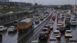 �stanbul'da trafik yo�unlu�u y�zde 81'e dayand�: Ya�mur yollar� kilitledi